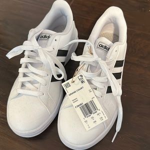 Adidas size 7 Grand Court